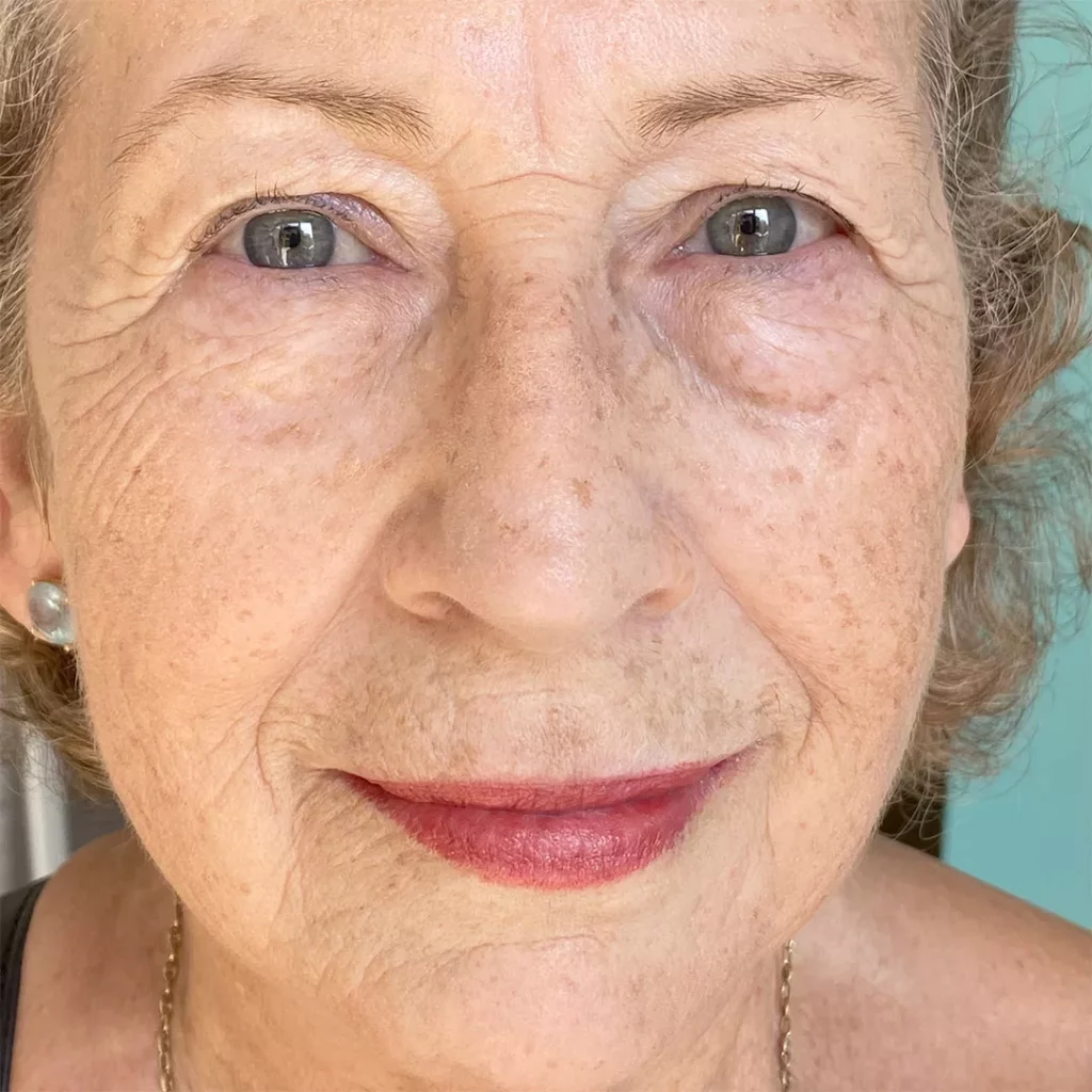 Maquillaje semipermanente para mujeres mayores de 60 años con resultados naturales y rejuvenecedores.