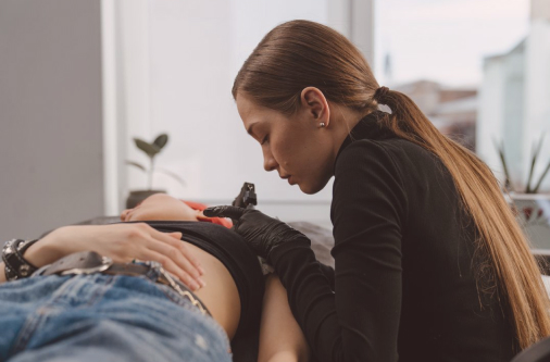 profesional tatuando